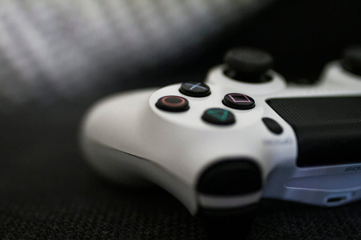 PlayStation 4 med två handkontroller