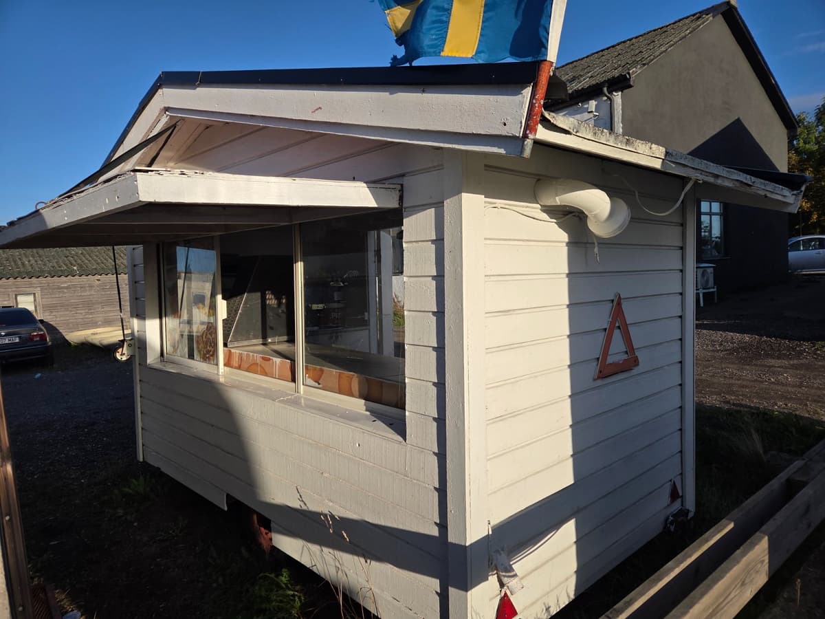 Vintage korvkiosk/försäljningsvagn med svensk flagga