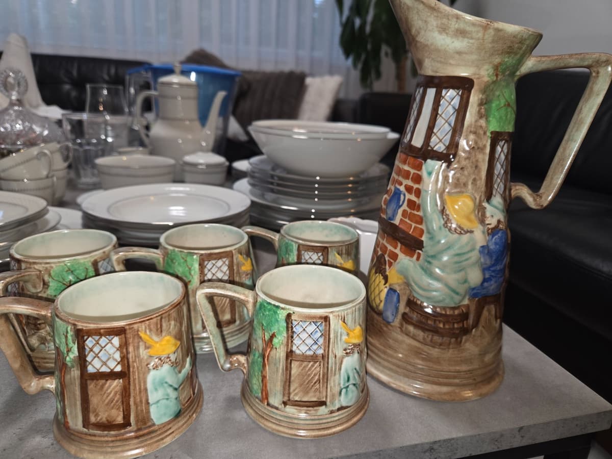 Antik keramikkanna med 4 muggar cottage/landskap motiv relief